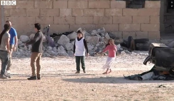 叙利亚男童冒死救女孩原是电影宣传片段