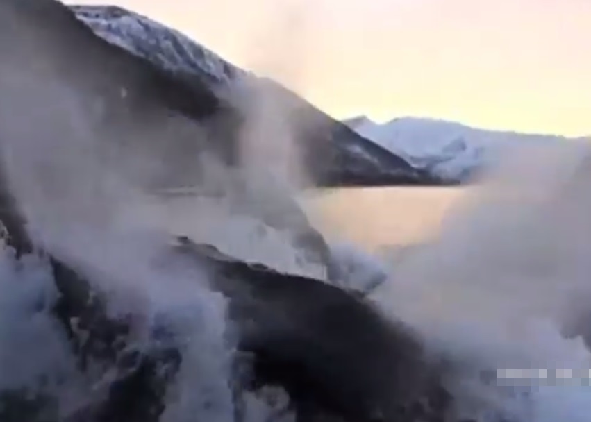 鲸群激起大片浪花,场面壮观。