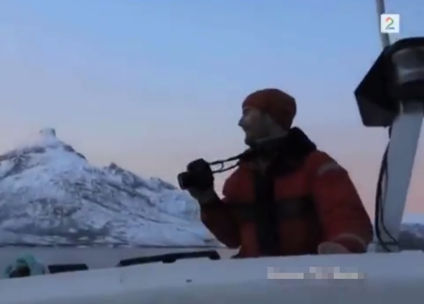 渔夫在船上静观鲸鱼,难得近距离看到如此精彩一幕。