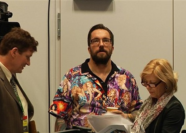 泰勒(中)日前穿上印有多个衣着性感举枪女郎的T恤,被指侮辱女性。