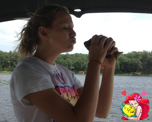 女孩噘嘴想亲鱼,下一秒却悲剧了。