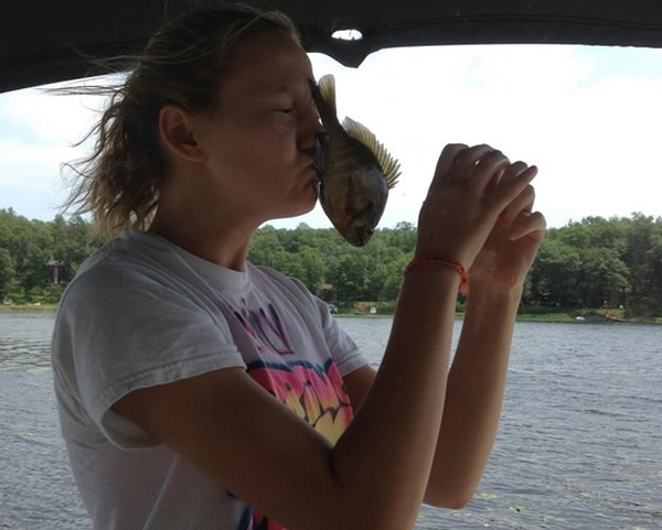 女孩噘嘴想亲鱼,下一秒却悲剧了。