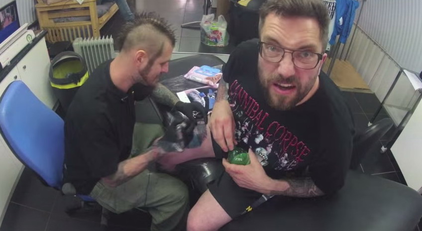 泰莱纹身时表情十足,难怪成为红人。