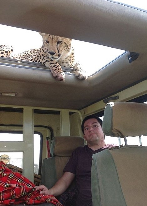 科博斯吓得大气也不敢喘。