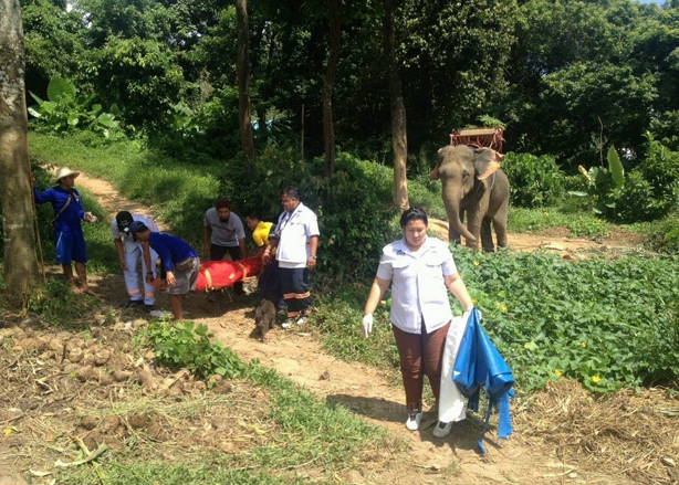 当局派员抬走威他瓦斯的遗体。