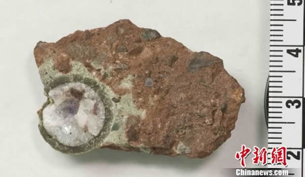 蛋化石内部还有结晶体,结晶体里还有不同颜色的部分。