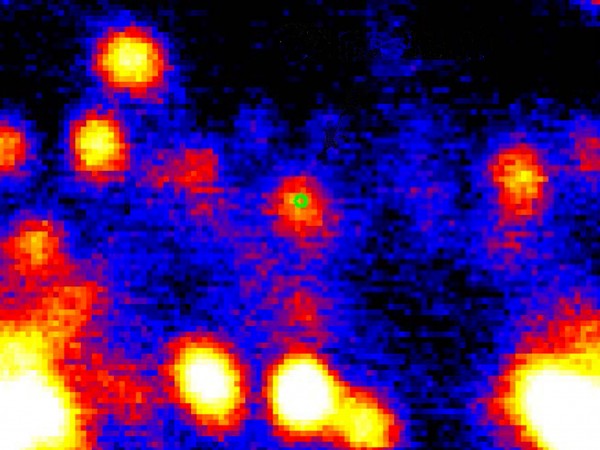 凯克天文望远镜观测到的G2(中心位置) 图片来源:Andrea Ghez, Gunther Witzel