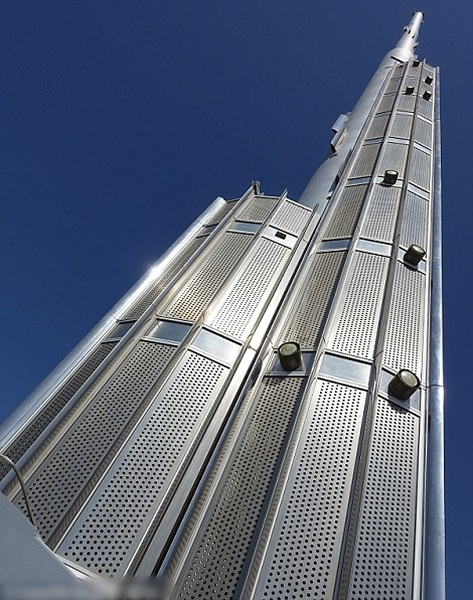 登上塔顶要有很大的勇气。