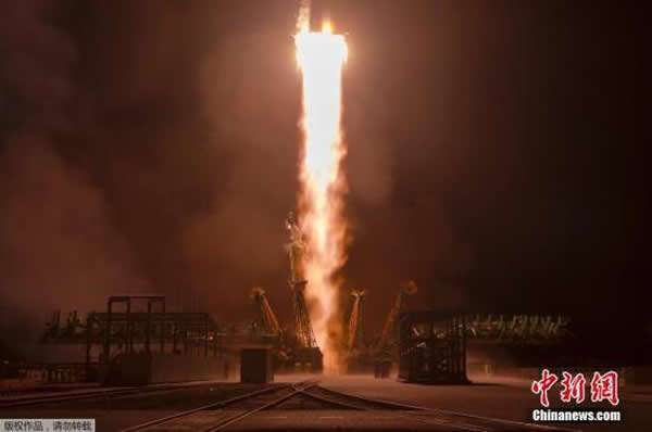 当地时间2014年11月24日,哈萨克斯坦拜科努尔航天发射场,联盟号TMA-15M火箭搭载三名宇航员,升空飞赴国际空间站。