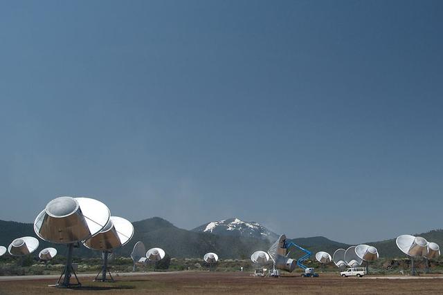 一旦艾伦望远镜阵列全部建成,我们的监听范围将成倍增大,不仅能够寻找银河系文明,还能对宇宙早期环境进行研究