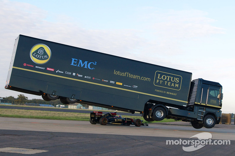 16吨卡车从F1赛车头上“飞过”刷新世界纪录