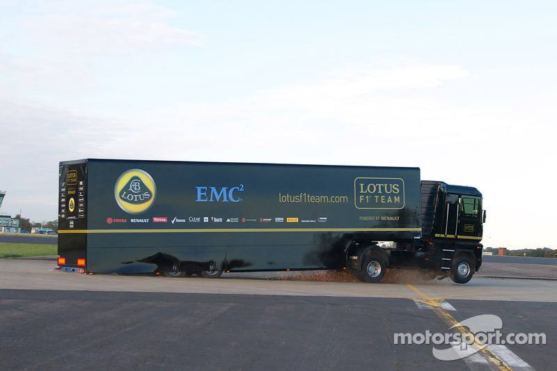 16吨卡车从F1赛车头上“飞过”刷新世界纪录