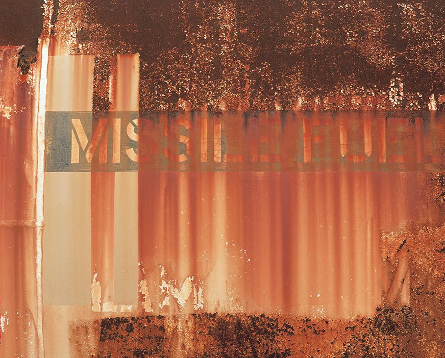 当然,要想进入这些基地并不容易。有时候,米勒需要花费数年时间,甚至制定许多不同计划,最终才能被批准进入,而且还要有人护送。随着米勒拍摄的照片越多,他获得的支持力