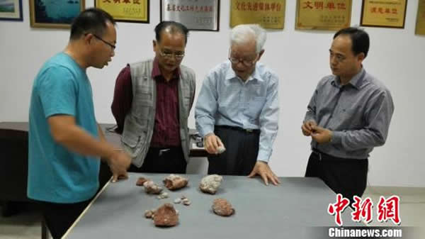 ͼΪ�п�Ժר��ѧ�߸���Դ�����о����䵰�໯ʯ����һ����Դ��������ݹݳ��������Ҷ����й���ѧԺ�ż�׵������������о����������ʿ�����һ���п�Ժ�ż�׵�����������