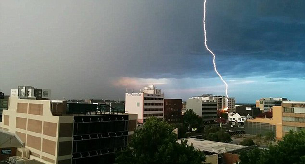 󼪵ʱڹ۲Ŧ˹Ͽյķ籩㵽д¥һĻ