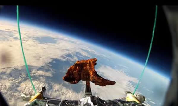 英国年轻人送羊排上太空
