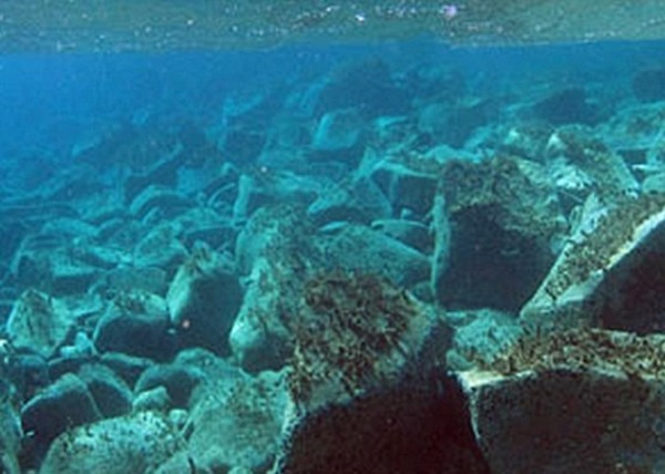 工作坊前方有多块大石,相信是用作分隔海水及建筑物。