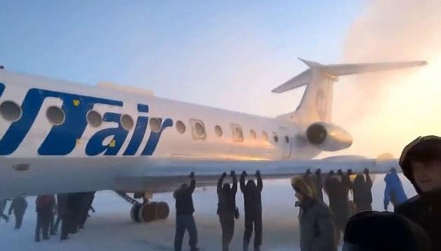 零下52度起落架结冰 战斗民族推飞机“起飞”