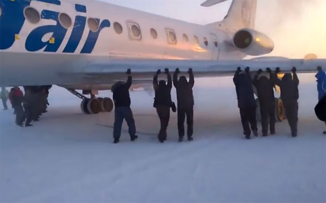 零下52度起落架结冰 战斗民族推飞机“起飞”