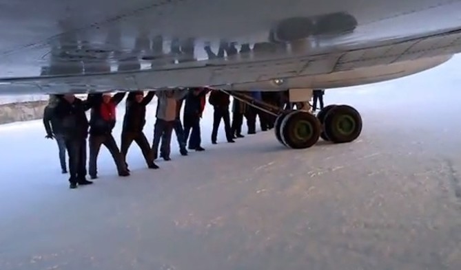 零下52度起落架结冰 战斗民族推飞机“起飞”