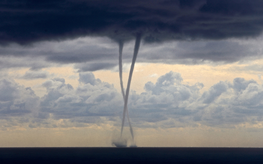 意大利摄影师捕捉到两股水龙卷海上“起舞”