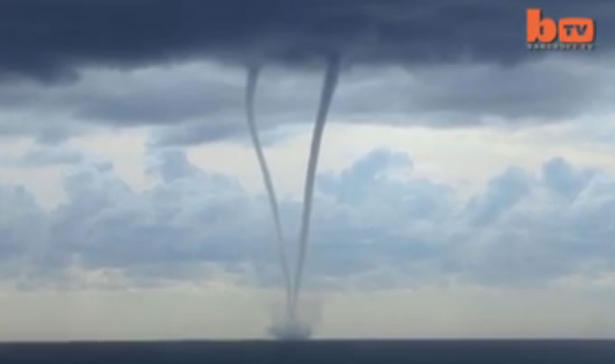 意大利摄影师捕捉到两股水龙卷海上“起舞”