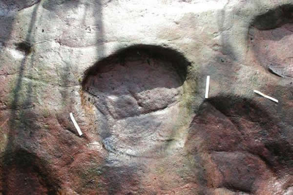 由于地势偏僻人口稀少,恐龙足印得以保存。