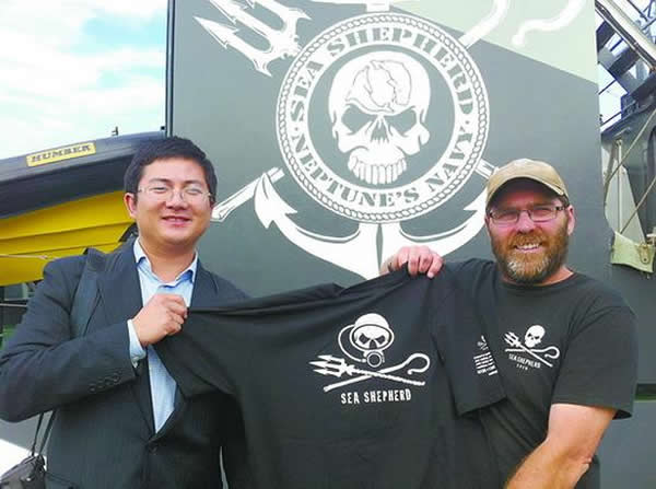 记者和反捕鲸志愿者在一起