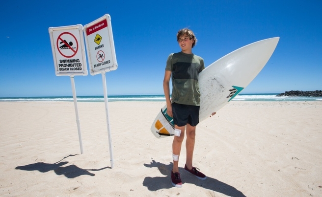 澳洲少年海边冲浪被鲨鱼咬出8个洞 淡定骑2公里车回家吃早餐