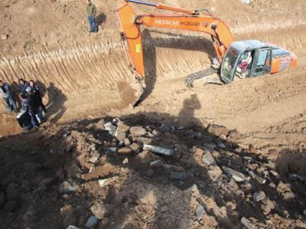 Ĺ��ͣ����һ���Ȼ�ɫ�Ĵ����ھ�������������Ե��ھ�ۼ���