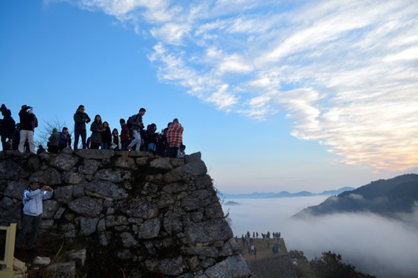 日本兵库县朝来市竹田城遗址被誉为“天空之城”。