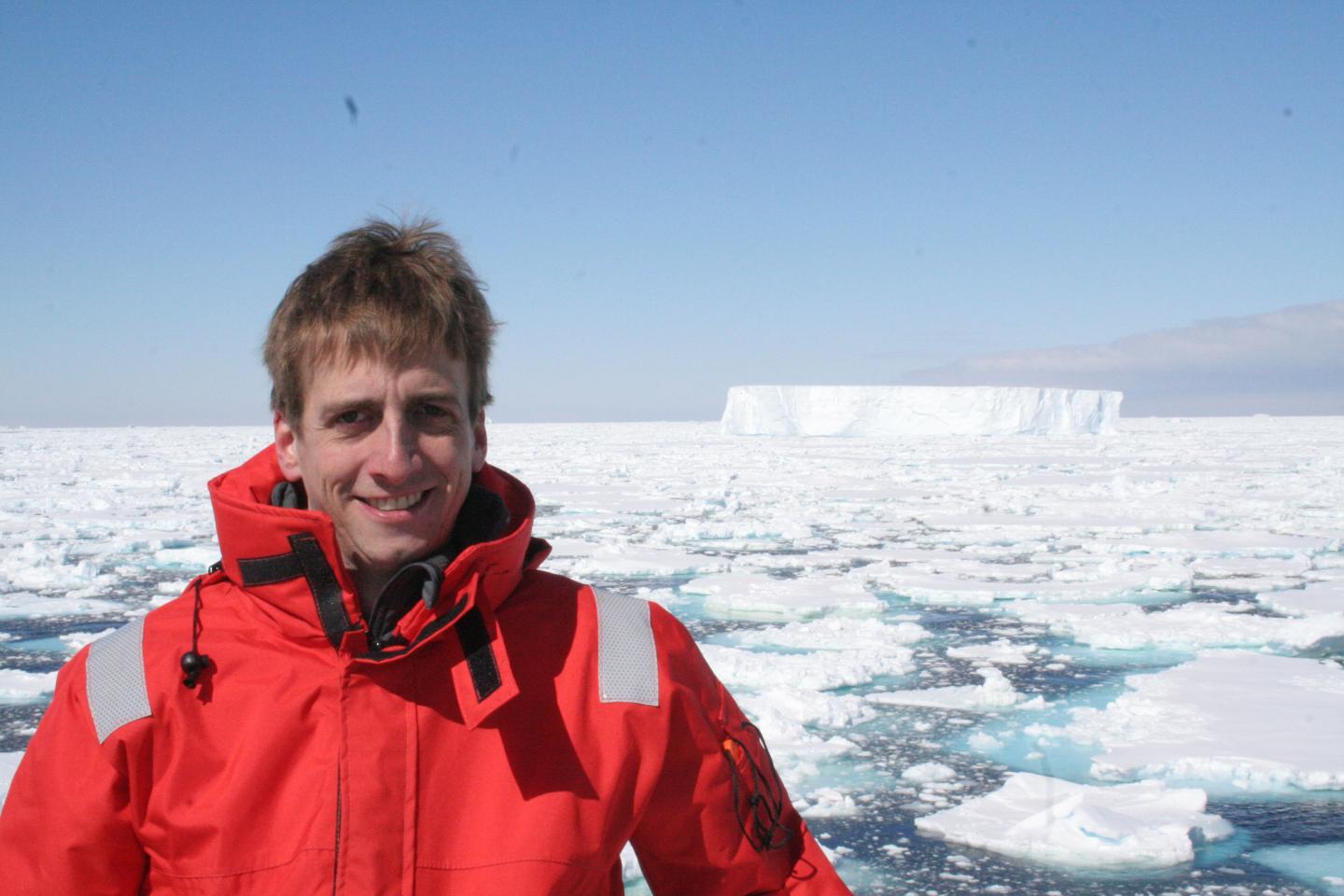 南极冰盖下较暖海水的上移