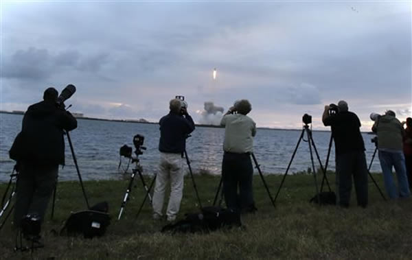 大批民众在场观看火箭升空