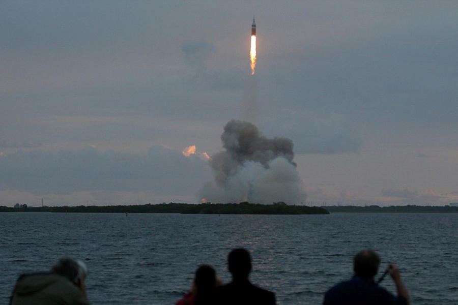 值得注意的是,“猎户座”宇宙飞船也穿过了地球周围的辐射带,这是一圈围绕在地球周围的高能粒子带。美国宇航局的科学家试图通过“猎户座”宇宙飞船的数据了解穿过范