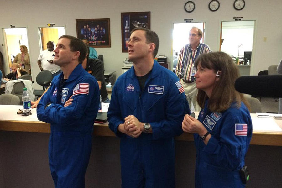 在4号的发射中,联合发射联盟的德尔塔IV运载火箭没有能够顺利升空,问题在发射场附近的地面风以及燃料阀门的故障,美国宇航局还透露一艘不明船只进入了发射场附近的水域