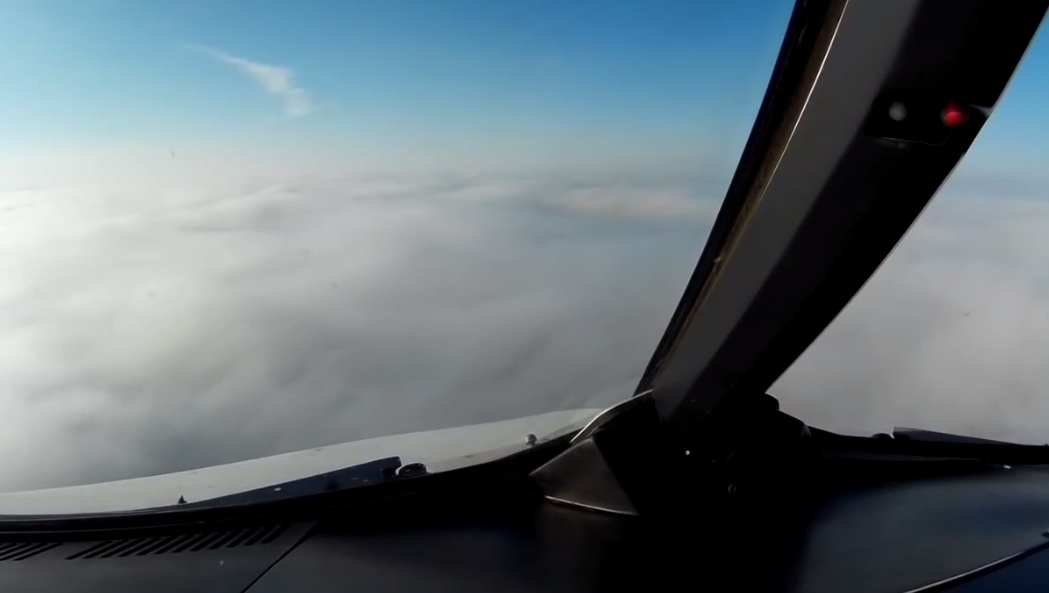 飞机飞抵都柏林机场上空时,驾驶舱外望只见一片浓雾。