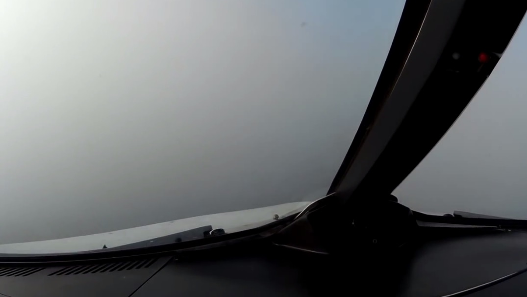 机师的视野几乎完全被浓雾遮蔽。