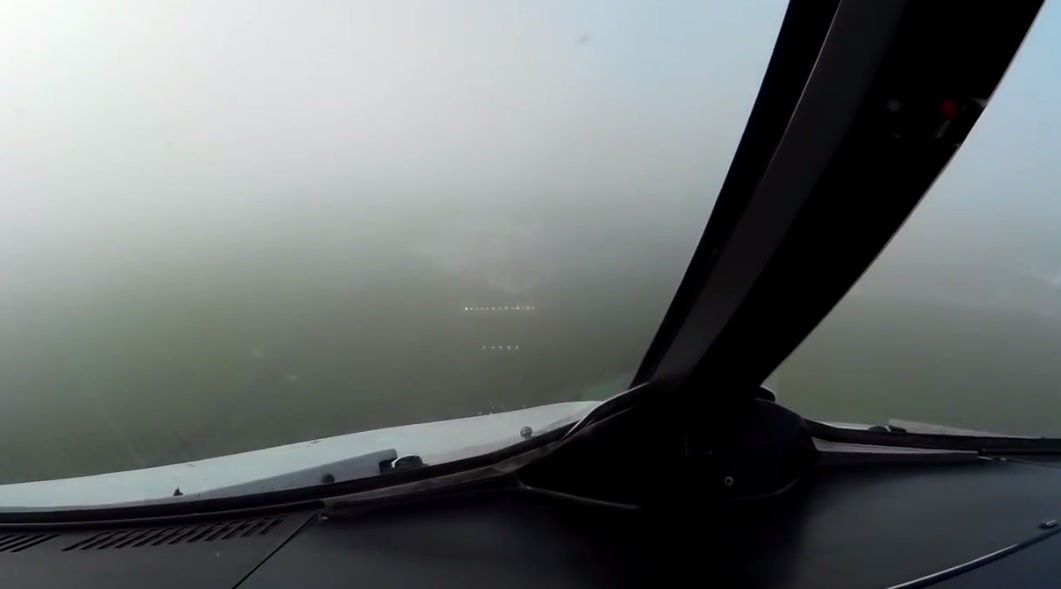 飞机继续下降,渐见到机场跑道的灯光。