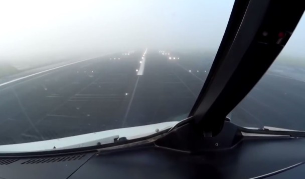 机师视野豁然开朗一刻,飞机离地仅30米。