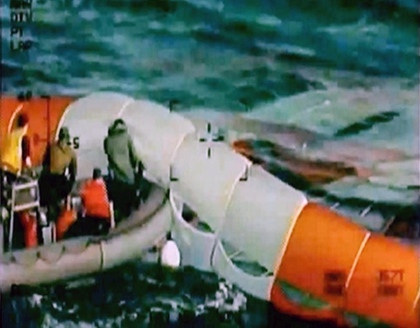 海军在太平洋打捞降伞及太空舱。