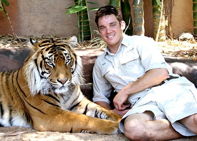 斯泰尔斯为动物园的老虎饲养员。