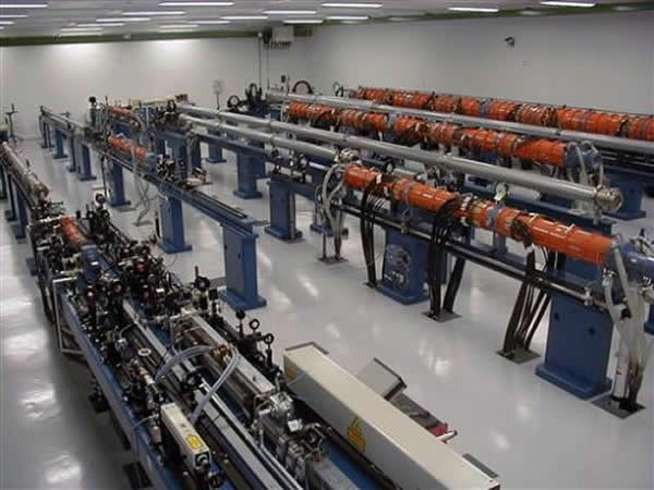 这张照片由论文的第一作者斯瓦托普克·茨维斯在2014年拍摄,展示的是位于捷克布拉格的Asterix激光系统。这里的科学家们借助强大的激光装置重现了可能是地球生命