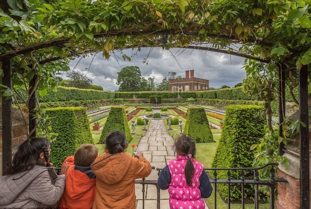 ���ź����������ⰻȻ��԰����Ƭ����ѡΪ�Ǿ���