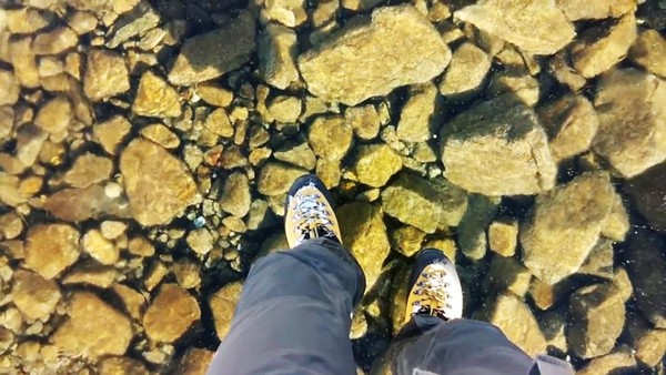 斯洛伐克高山湖超清澈,让人误以为自己是「悬浮」在石堆上。