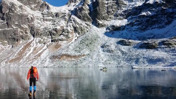 斯洛伐克高山湖超清澈,让人误以为自己是「悬浮」在石堆上。