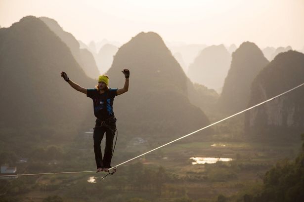 德国运动员在广西阳朔县挑战高空走绳,成功以375米的距离打破世界纪录