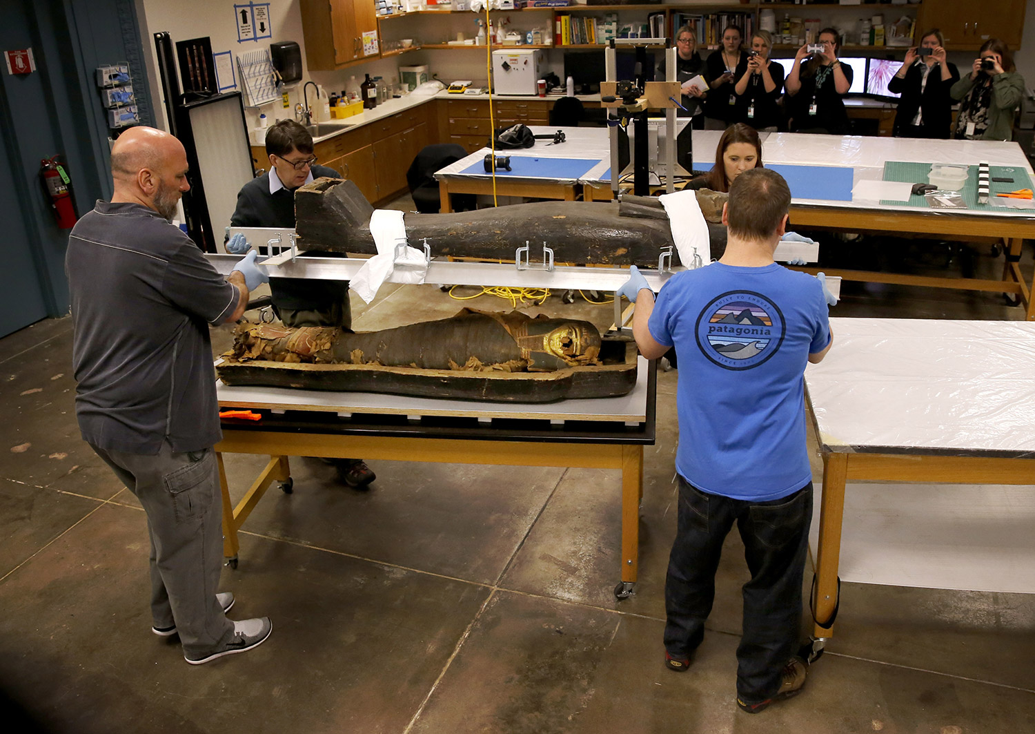 美国芝加哥菲尔德博物馆打开“祭司之子”木乃伊棺材