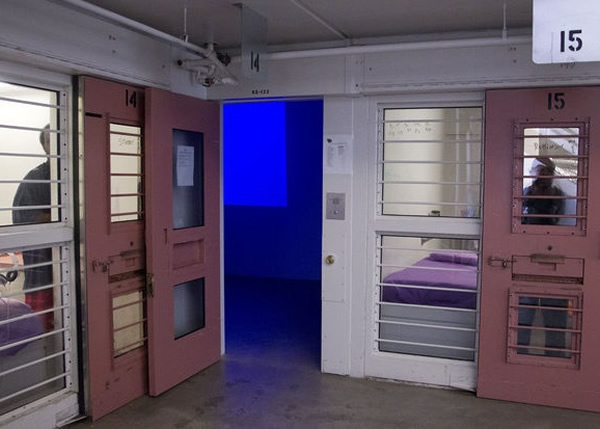 俄勒冈州监狱内建造了一间具视听设备的“蓝色房间”