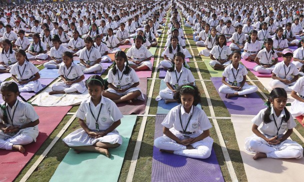 ͼΪӡ��һ������ѧУ��ѧͯ����ʦ�ͼҳ��ȹ�5000�ˣ�10��һͬ��ϰ�٤��