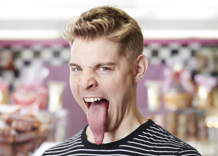 美国加州男子斯托伯尔拥有全世界最长舌头,长达10.1厘米。